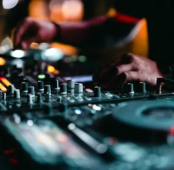 Live DJ and Sax Party Performance – DJ Sax Piano UK